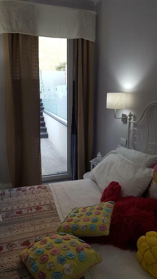 Afrodite Suites Deluxe アグローポリ エクステリア 写真